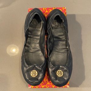 Tory Burch Navy Shelby Flat Vintage Mestico with box